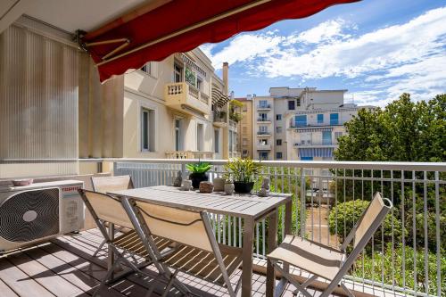 LE CORAIL spacieux avec beau et ample balcon, au centre, idéal pour familles et petits groupes