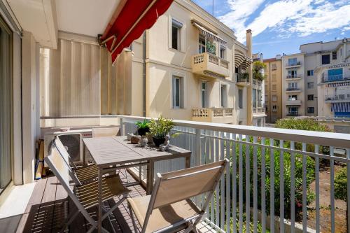 LE CORAIL spacieux avec beau et ample balcon, au centre, idéal pour familles et petits groupes