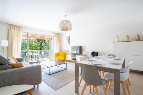LE CORAIL spacieux avec beau et ample balcon, au centre, idéal pour familles et petits groupes