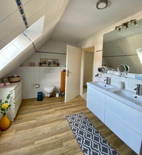 a bathroom with a sink and a toilet at HausJensen in Niebüll