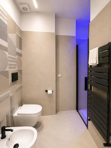 a bathroom with a toilet and a sink at Maison Sicilienne in Turin