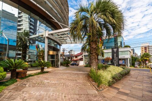 a palm tree in front of a building at Hotel Laghetto Bento in Bento Gonçalves