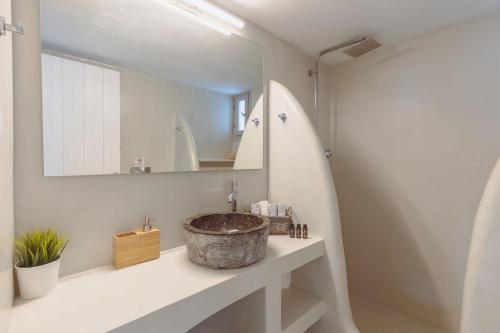 a bathroom with a sink and a mirror at Bonatsa House in Agios Georgios