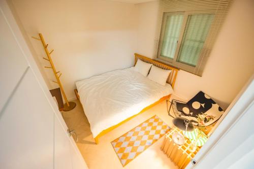 a small bedroom with a bed and a window at Eunpyeong St Mary's Hospital Yeonsinnae Station 3R3B Bukhansan 인사동 Namsan DDP 동대문 명동 Itaewon 20 mins in Seoul
