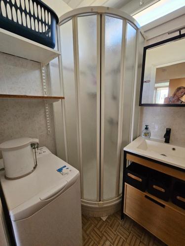 a bathroom with a toilet and a sink at bord de mer in Leucate-Plage
