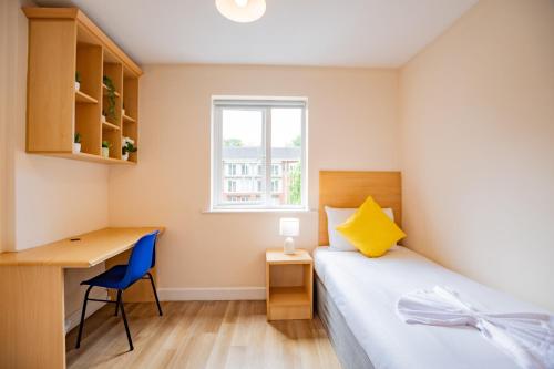 a bedroom with a bed and a desk and a window at 4 Bedrooms - Limerick Campus & High-Speed Wi-Fi in Limerick
