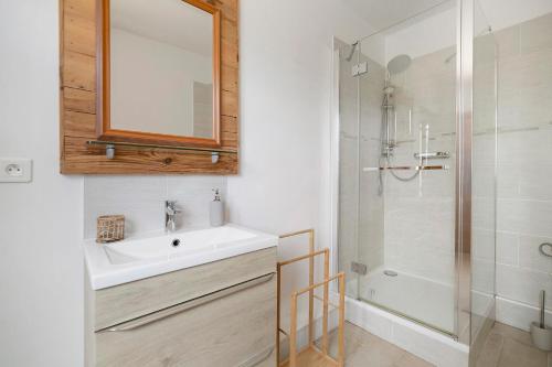 a bathroom with a sink and a shower at Studio au Pied de Puycelsi in Puycelci