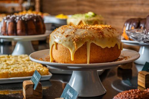 a bundt cake on a plate on a table at Hotel Laghetto Bento in Bento Gonçalves