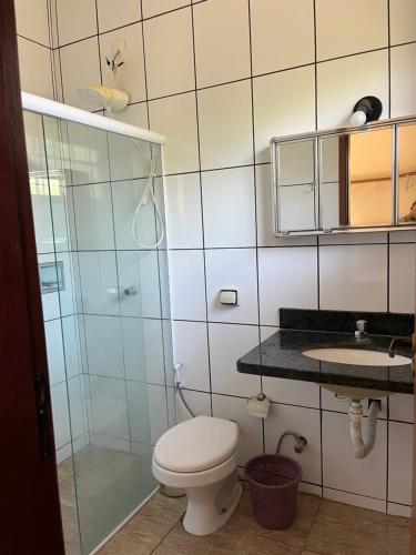a bathroom with a toilet and a shower and a sink at Rancho Dias Mágicos in Uberlândia