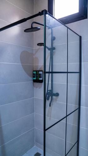 eine Glasdusche in einem Badezimmer mit Waschbecken in der Unterkunft Kadiss Hotel in Dakar