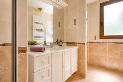 a bathroom with a sink and a shower at Villa Tromelin in Bouc-Bel-Air