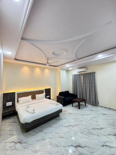 a bedroom with a bed and a couch in it at Hotel Food Avenue in Jāmb