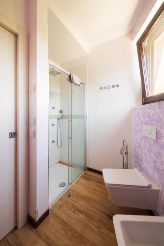 a bathroom with a shower and a toilet and a sink at Casa Vacanze Al Cielo 2 in Sarnano
