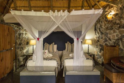 Ένα ή περισσότερα κρεβάτια σε δωμάτιο στο Thamalakane River Lodge