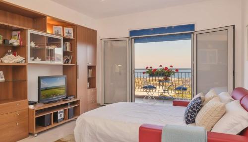 Elegant 3 Bd Villa with Private Pool in Kalathos