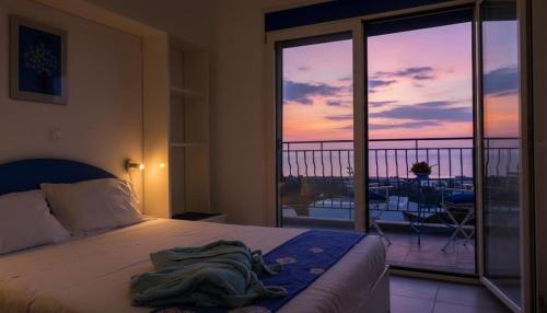 Elegant 3 Bd Villa with Private Pool in Kalathos
