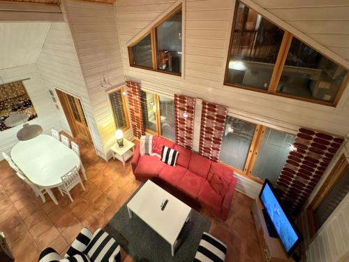 an overhead view of a living room with a red couch at Par 10 in Tahkovuori