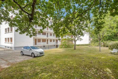 Apartment with balcony and parking near the beach
