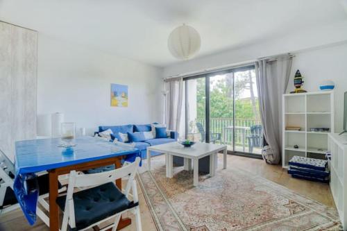 Apartment with balcony and parking near the beach