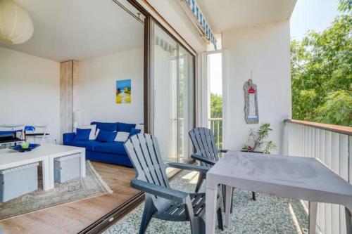 Apartment with balcony and parking near the beach