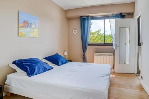 Apartment with balcony and parking near the beach