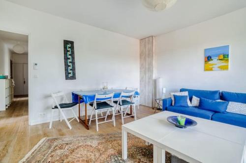 Apartment with balcony and parking near the beach