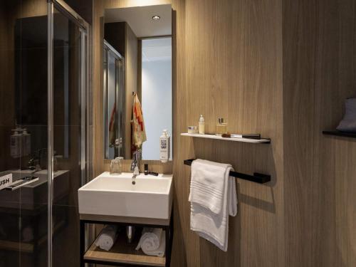 a bathroom with a sink and a mirror at ibis Brussels Groot Bijgaarden in Groot-Bijgaarden