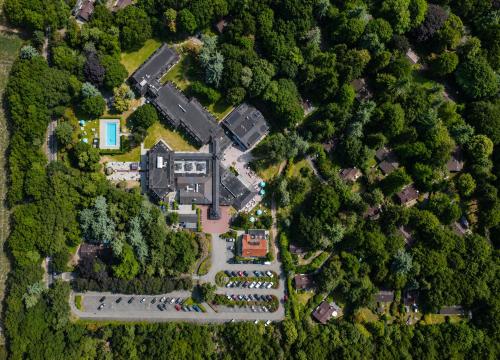 an aerial view of a house in the woods at Hotel De Werelt Garderen in Garderen