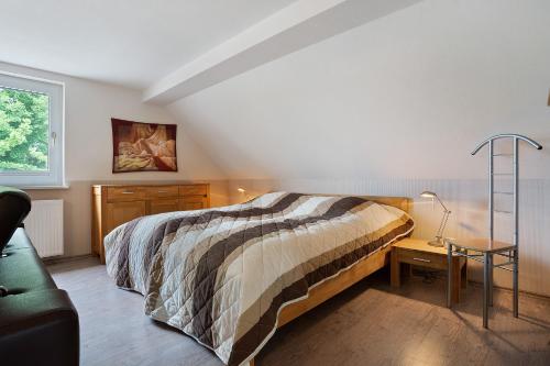 a bedroom with a bed and a table with a lamp at Ferienwohnung 1 in Gribow