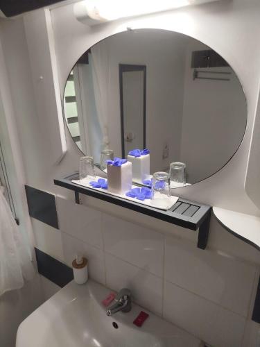 a bathroom with a sink and a mirror at Kazajany in Terre-de-Haut