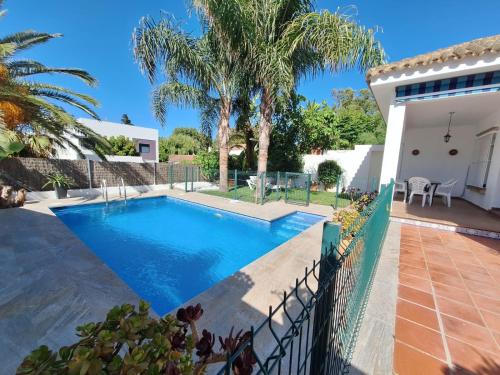 Villas junto a la playa con piscina privada.