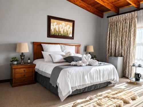 a bedroom with a large bed with white sheets at Myrtle Leaf Apartments in Springs