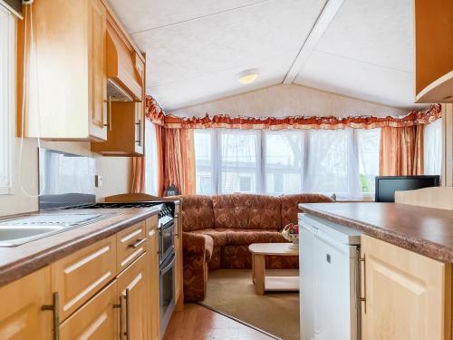 a kitchen and living room with a couch at Oakmere - Uk51989 in Oakmere