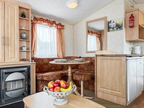 a kitchen with a bowl of fruit on a table at Oakmere - Uk51989 in Oakmere