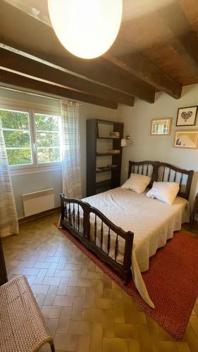 a bedroom with a large bed in a room at Chalet Rec Fred in Matemale