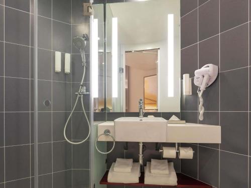 A bathroom at ibis Thane - An Accor Brand