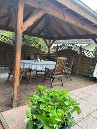 a table and chairs sitting under a wooden pavilion at Meisehof in Buchholz Aller