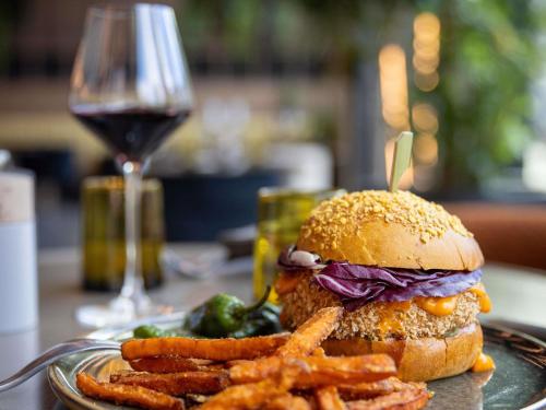 Pullman Lyon — Restaurant/places to eat