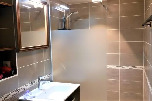 a bathroom with a sink and a shower at Gentiane 7 pers - proche pistes in Châtel