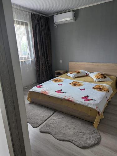 a bedroom with a bed and a window at Cozy House Corbu in Corbu