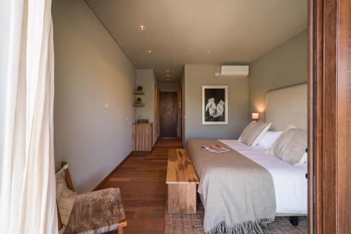 sypialnia z łóżkiem i drewnianą podłogą w obiekcie Macal Cachi Luxury Lodge w mieście Cachí