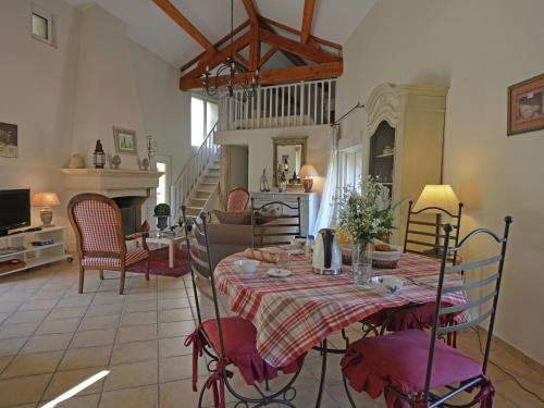 Elegant house with swimming pool in H rault في Saint-Mathieu-de-Tréviers: غرفة طعام مع طاولة وكراسي في غرفة