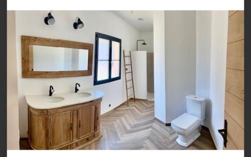 a bathroom with a sink and a toilet at Casa Campo Longo in Belgodère