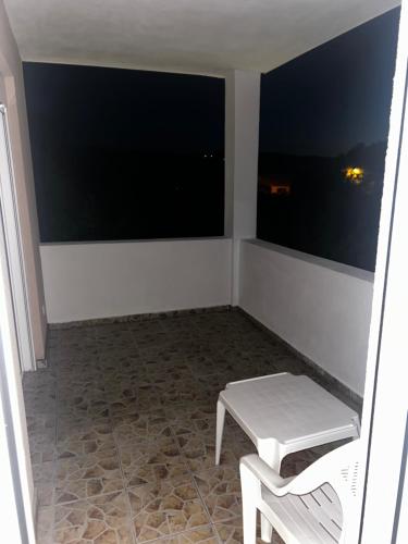 a small room with a table and a bench at Apartment Vucetic in Sutvara