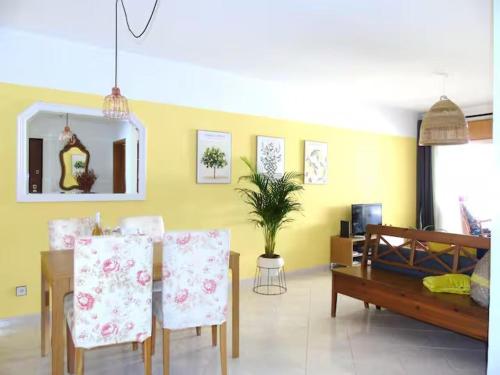 2 bed - Sleeps 4 - Balcony - City Centre