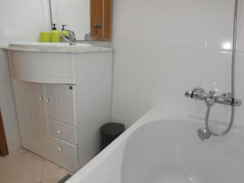 2 bed - Sleeps 4 - Balcony - City Centre
