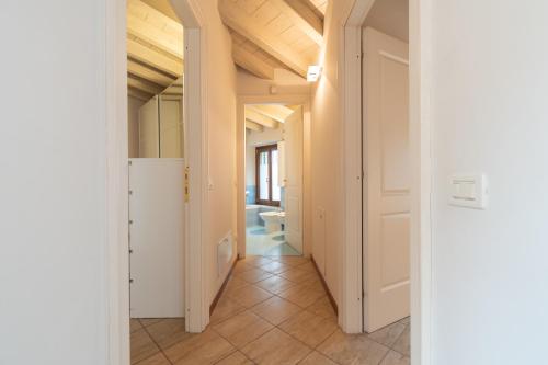 a hallway with a hallway leading to a bathroom at Trilocale Rua Sovera 85 - F&L Aparment in Brescia