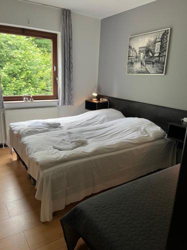 En eller flere senge i et værelse på Egtved Hotel