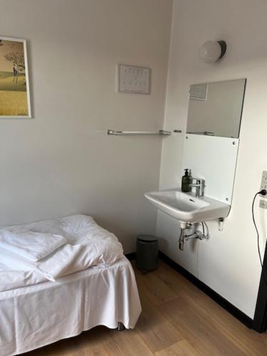 En eller flere senge i et værelse på Egtved Hotel