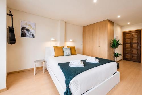 a bedroom with a large white bed in a room at GuestReady - MusicHall in Porto